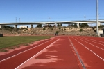 El Ayuntamiento de Cambrils renueva el pavimento deportivo de la pista de atletismo.