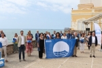Cambrils recoge las cuatro Banderas Azules que acreditan la calidad de las playas del municipio.
