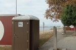 El Ayuntamiento de Cambrils instala seis aseos públicos en las playas y la ciudad.