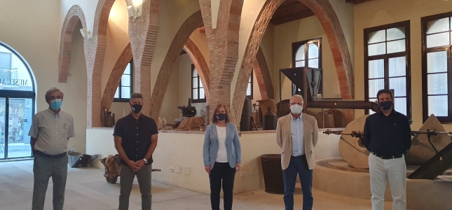 El Ayuntamiento y la Cooperativa de Cambrils firman el acuerdo para la compra de la antigua bodega. El Ayuntamiento y la Cooperativa de Cambrils firman el acuerdo para la compra de la antigua bodega.