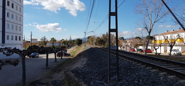 Cambrils lamenta el retraso en el desmantelamiento de la antigua vía y la conexión con la alta velocidad. Cambrils lamenta el retraso en el desmantelamiento de la antigua vía y la conexión con la alta velocidad.