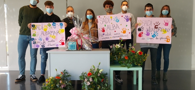 El alumnado de los Planes de Transición al Trabajo de Cambrils elabora una "mona" de Pascua para los "Centres Oberts" El alumnado de los Planes de Transición al Trabajo de Cambrils elabora una "mona" de Pascua para los "Centres Oberts"
