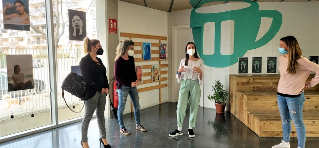 La exposición de la fotógrafa Elena Aguirre se puede visitar en el Ateneo Juvenil hasta el 23 de abril. La exposición de la fotógrafa Elena Aguirre se puede visitar en el Ateneo Juvenil hasta el 23 de abril.