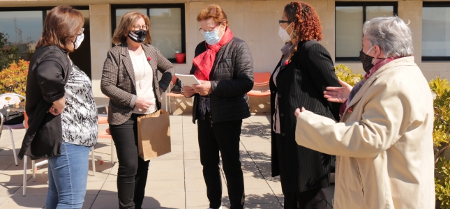 La alcaldesa participa en la campaña de Sant Jordi de los "Amics de la Gent Gran". La alcaldesa participa en la campaña de Sant Jordi de los "Amics de la Gent Gran".