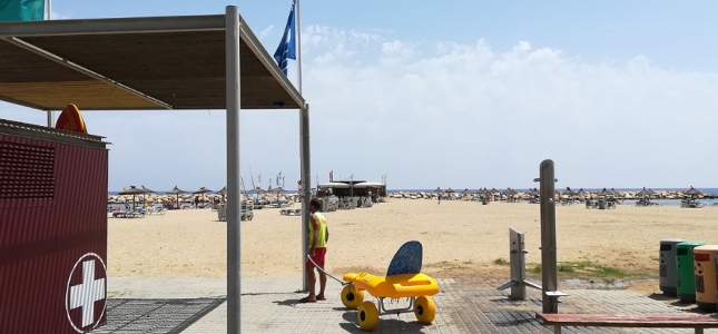 Cambrils revalida los galardones de Bandera Azul a cuatro de sus playas. Cambrils revalida los galardones de Bandera Azul a cuatro de sus playas.