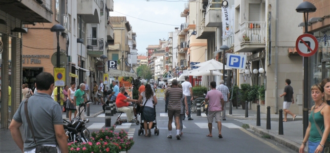 La calle Pau Casals de Cambrils será sólo para peatones durante las tardes y noches de verano. La calle Pau Casals de Cambrils será sólo para peatones durante las tardes y noches de verano.