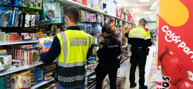Policía Local de Cambrils y Agencia Catalana de Consumo retiran 470 juguetes que no cumplían la normativa. Policía Local de Cambrils y Agencia Catalana de Consumo retiran 470 juguetes que no cumplían la normativa.